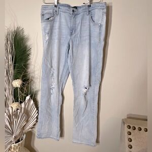 Lightwash Distressed Jeans
